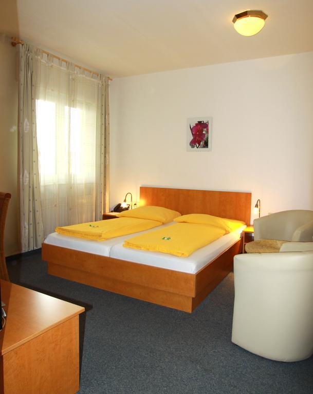 Hotel Goldener Hirsch Friedrichshafen Zimmer foto